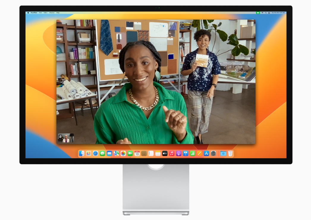 Monitor Apple Studio Display od frontu w trakcie wideorozmowy